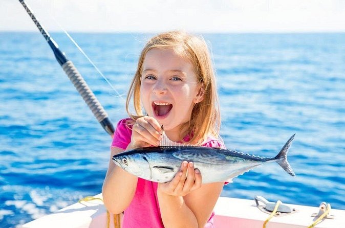 4HR Private bottom Fishing Charter with lunch - Quiet cays, wildlife, and open-water views