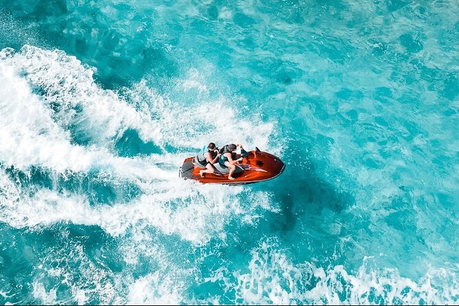 Jet Skiing around La famille ship and smaller pristine cays - Riding toward La Famille Express