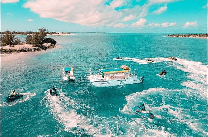 Jet Skiing around La famille ship and smaller pristine cays - The guides can shape the whole day